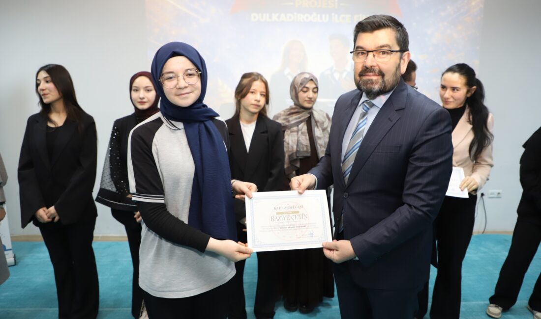 GENÇLER KÜRSÜDE DULKADİROĞLU İLÇE FİNALİ BÜYÜK HEYECANA SAHNE OLDU
Dulkadiroğlu’nda gençlerin
