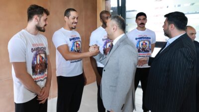 Başkan Toptaş, Efeler Ligi’ne yükselen Onikişubat Belediye Spor ile şampiyonluk