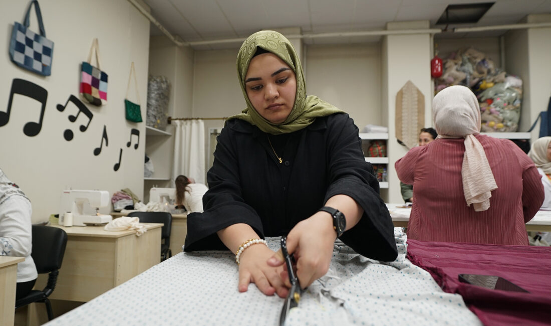 KAMEK’te Kadınlar Hem Öğreniyor Hem
Üretiyor
Büyükşehir Belediyesinin Meslek Edindirme Kursları’nda (KAMEK)