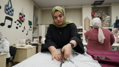 KAMEK’te Kadınlar Hem Öğreniyor Hem
Üretiyor
Büyükşehir Belediyesinin Meslek Edindirme Kursları’nda (KAMEK)